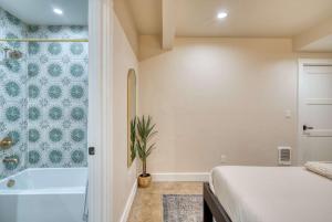 Koupelna v ubytování Luxury 2BR Mississisppi Home 95 WalkScore