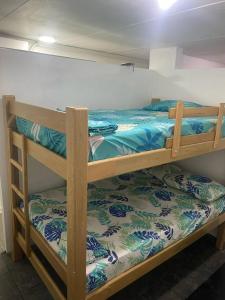 ein paar Etagenbetten in einem Zimmer in der Unterkunft 22 LINDO y AMPLIO APARTAMENTO CON BALCON 3 HABIT eN LAURELES ESTADIO in Medellín