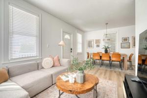 ein Wohnzimmer mit Sofa und Tisch in der Unterkunft Cozy Portland Getaway 1 Block from Mississippi in Portland