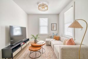 ein Wohnzimmer mit Sofa und Fernseher in der Unterkunft Cozy Portland Getaway 1 Block from Mississippi in Portland
