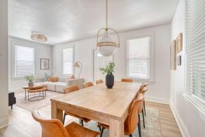 ein Esszimmer mit Tisch und Stühlen in der Unterkunft Cozy Portland Getaway 1 Block from Mississippi in Portland + 43 Fotos
