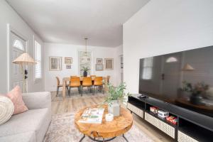 ein Wohnzimmer mit Sofa und Tisch in der Unterkunft Cozy Portland Getaway 1 Block from Mississippi in Portland