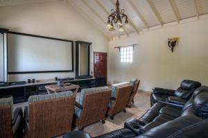 Posezení v ubytování Ridge Royale with Mountain View, Waterfalls, Hot Tub and Home Cinema