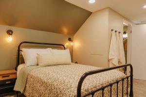 Postel nebo postele na pokoji v ubytování The Atlas - Family-Focused Stay for Every Journey