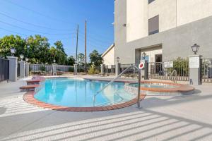 La alberca dentro o cerca de Comfort Suites Houston NW - Vintage Park