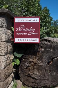 タルツァルにあるPataky Borportaの木の横の石垣の看板