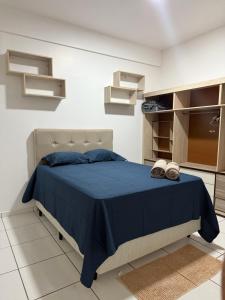 1 dormitorio con 1 cama azul y cocina en Apartamento Mobiliado, en Santarém