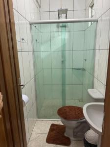Un baño con ducha, inodoro y lavabo. en Apartamento Mobiliado, en Santarém 6 fotos más