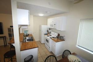 Kuchyň nebo kuchyňský kout v ubytování Quaint2brRetreat + 6 fotografií