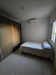 Ένα ή περισσότερα κρεβάτια σε δωμάτιο στο Ap Recanto 3,2 km da unirv 302 B4