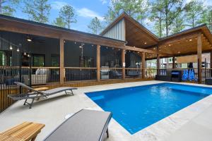 a house with a swimming pool in the backyard at Nectars Ridge - Heated Pool, Hot Tub, Ping Pong, Arcade in Broken Bow