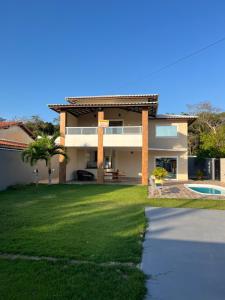 una casa con patio y piscina en Vivenda da Alegria, en Vera Cruz de Itaparica