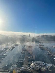 een groep boten geparkeerd op een parkeerplaats bij Upea loftsuite, järvinäkymä, wifi, sauna & spa in Tampere