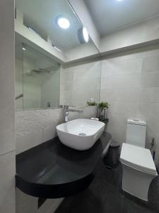 Ένα μπάνιο στο Centrally located and comfortable duplex in Miraflores - Libertad1BR