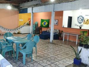 ein Zimmer mit Tisch und Stühlen und ein Schlafzimmer in der Unterkunft kitnet Mosqueiro in Belém
