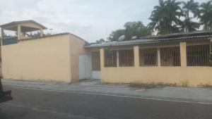 un bâtiment au bord d'une rue dans l'établissement kitnet Mosqueiro, à Belém