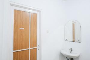 Koupelna v ubytování RedDoorz Syariah Near Stasiun Wates + 39 fotografií
