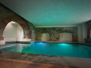 Πισίνα στο ή κοντά στο Lavish villa with spa, pool, Turkish bath