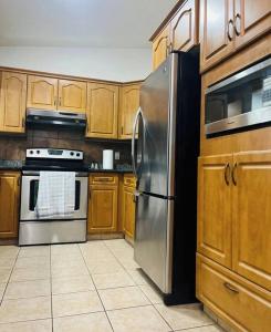 Afbeelding uit fotogalerij van Peaceful- King Beds- Attached Garage - Pet Friendly in Edmonton