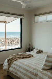 Ένα ή περισσότερα κρεβάτια σε δωμάτιο στο Stones Throw - Brand New Beach House