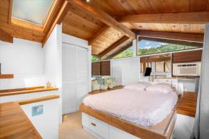 Una cama o camas en una habitación de Oceanfront Pipeline Miracle