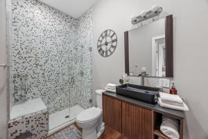 Koupelna v ubytování NEW Elegant Downtown Escape with Modern Comforts