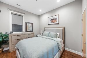 Postel nebo postele na pokoji v ubytování NEW Elegant Downtown Escape with Modern Comforts