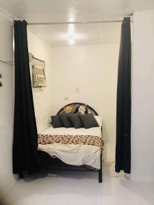 Postel nebo postele na pokoji v ubytování Staycation at Naic Cavite