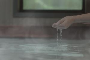 una persona sta versando acqua dalla sua mano di Komakusa Hotel a Matsumoto Altre 127 foto