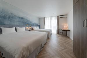 Asnova Resort FLORES ATAMI في أتامي: غرفة فندقية بسريرين ونافذة +37 صورة