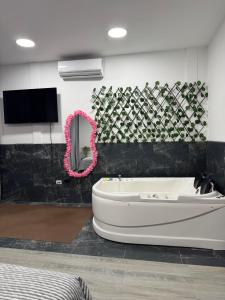 bagno con vasca e specchio di Hospedaje Tena a Tena