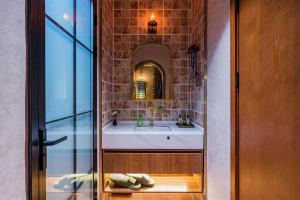 a bathroom with a sink and a mirror at Beijing Magic Villa in Tuqiao