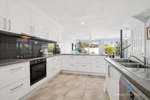 Η κουζίνα ή μικρή κουζίνα στο Park Beach Surfside Escape