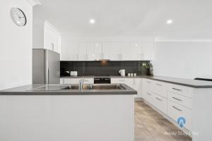 Η κουζίνα ή μικρή κουζίνα στο Park Beach Surfside Escape