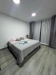 una camera da letto con un letto grande e un pavimento in legno di Hospedaje Tena a Tena