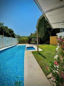 a swimming pool in the yard of a house at Penthouse en Huatulco con alberca, balcón, 5 min playa in Santa Cruz Huatulco +16 photos