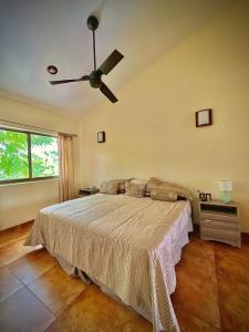 a bedroom with a bed and a ceiling fan at Penthouse en Huatulco con alberca, balcón, 5 min playa in Santa Cruz Huatulco