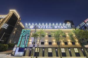 a building with a sign that reads hotel ryan at Gijang Ryan Hotel in Busan