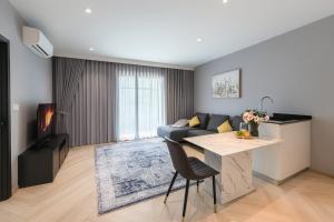 TV a/nebo společenská místnost v ubytování The Title Legendary Bang Tao - Modern 1BR Resort Apartment