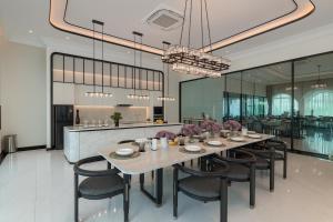 Kuchyň nebo kuchyňský kout v ubytování The Title Legendary Bang Tao - Modern 1BR Resort Apartment