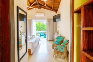 sala de estar con cama y sillas en Hotel Mar Rey, en Tamarindo