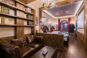 a living room with a couch and a bed at Beijing Magic Villa in Tuqiao