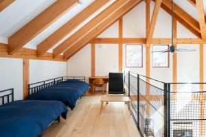 een rij blauwe kussens in een kamer met houten plafonds bij Riveret Karuizawa in Karuizawa