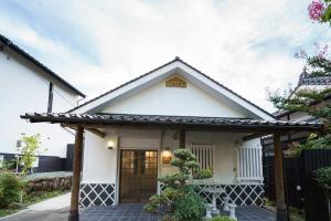 Casa blanca con puerta de madera en Yufusouin - Vacation STAY 85705, en Yufu