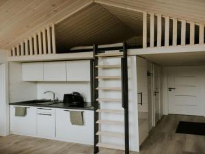 Kuchyň nebo kuchyňský kout v ubytování Charming Tiny House Getaway with Terrace