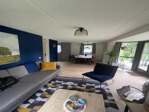 Posezení v ubytování Sunny Family Bungalow by the Lake