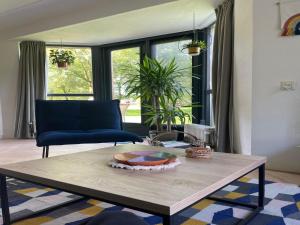 Posezení v ubytování Sunny Family Bungalow by the Lake