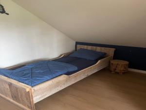 Postel nebo postele na pokoji v ubytování Sunny Family Bungalow by the Lake