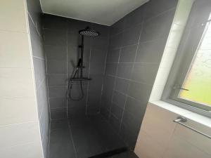 Koupelna v ubytování Sunny Family Bungalow by the Lake + 11 fotografií