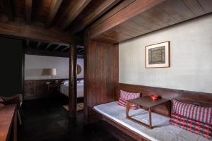 una habitación con un sofá, una mesa y una cama en Lijiang Old Town Lanshe hotel, en Lijiang